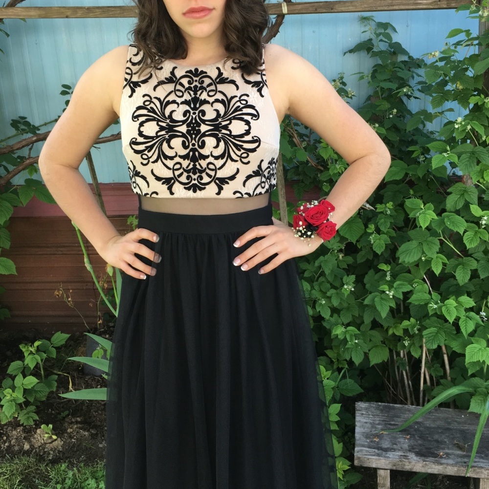 Elegant Size 8,Betsy & Adam Black Tool, Floor Length, Lace top Gown/Prom Dress!